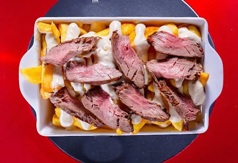 Batata frita com filé e molho branco