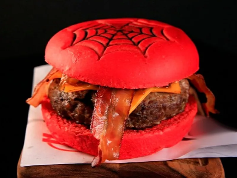 Burger com pão vermelho, cheddar e bacon